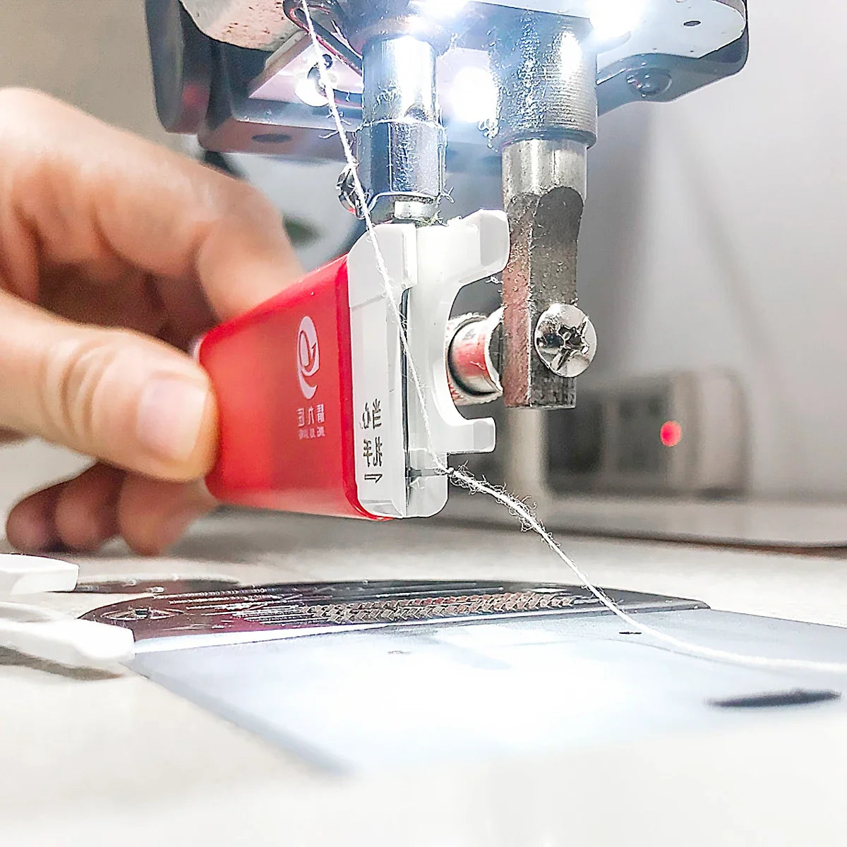 Automatic Magnetic Needle Thread Inserter